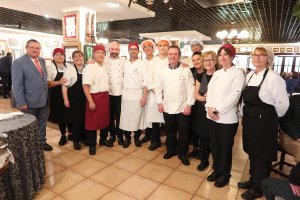 Los responsables de Terraza Carmona con el equipo de profesionales de cocina.