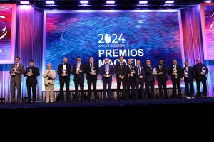 Fotografía de familia de los galardonados con el presidente de AEMA, Jesús Posadas.