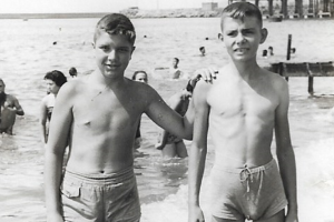 Juan Lozano con Antonio Torres en la playa del Club Náutico. 
