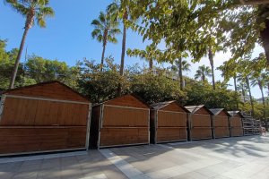 Inicio del montaje del Mercado Navideño en la Rambla.