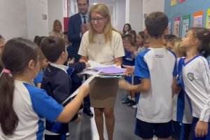 Un momento de la despedida a la 'seño Mª Ángeles'