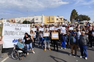 Concentración de vecinos del barrio de Costacabana para exigir medidas de prevención ante posibles inundaciones.