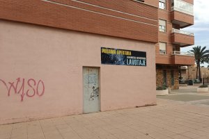 El local que abrirá pronto una lavandería de autoservicio en Almería.