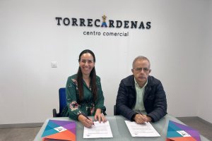 Matías García, presidente de la asociación de personas con discapacidad EL SALIENTE y Nadia Fernandes, gerente del Centro Comercial Torrecárdena