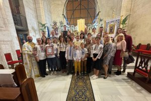 El obispo ucraniano, acompañado por parte de la comunidad católica ucraniana de Almería.