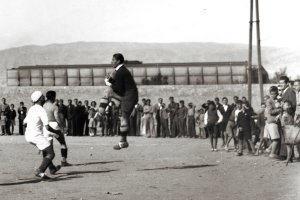 El campo de fútbol de la familia Naveros y al fondo la tramoya del cargadero de mineral. 