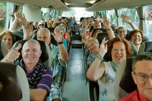 Imagen de archivo de un grupo de pensionistas viajando.