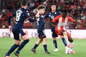 Baba rodeado de jugadores del Deportivo. El ghanés fue de menos a más el encuentro del Mediterráneo.