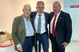 Guillermo Blanes, Lucas Alcaraz y Manolo García en el palco del Mediterráneo.