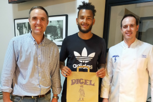 Paco y Diego a la izquierda y derecha de Luis Suárez en la cafetería de DICEL.