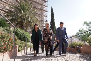 La consejera de Cultura y Deporte, Patricia del Pozo, durante la visita a La Alcazaba.