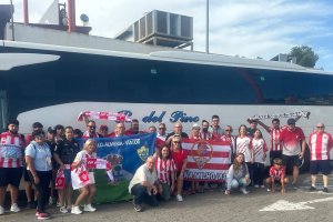 La afición del Almería sigue llenando autocares para viajar a Cartagena el próximo sábado.