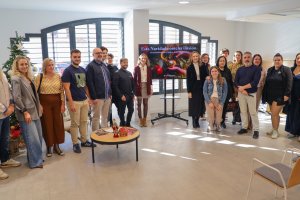 Elena Gómez y María Herminia Padial junto a comerciantes de El Ejido presentando la campaña navideña.