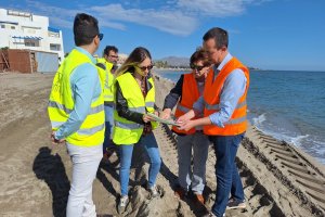 El subdelegado (primero por la derecha) supervisando el proyecto para la aportación de arena.