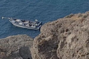 Las dos narcolanchas estaban fondeadas en la Cala del Tabaco.