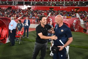 El entrenador de Vilassar del Mar junto al técnico de moda en LaLiga Hypermotion.