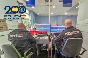 Puesto de control fronterizo en el Puerto de Almería.