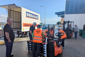 Voluntarios llevando comida al Banco de Alimentos de Almería.