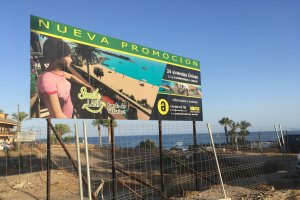 Cartel de la promoción de apartamentos turísticos en la playa de Villaricos.