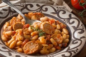 Cazuela de habichuelas. DEPOSITPHOTOS