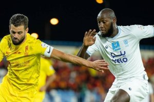 Nacho Fernández e Ibrahima Koné en el partido que enfrentó al Al-Qadsiah FC contra el Al-Okhdood.