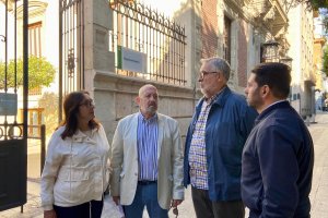Los representantes de la mesa del tren a las puertas de la Delegación de Gobierno.