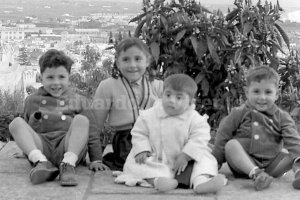 Niños de los años 50 en la Alcazaba. En aquella época no se iba al colegio hasta los seis años.
