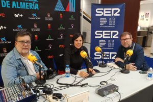 La diputada de Cultura, Cine e Identidad Almeriense, con Alfredo Casas y Evaristo Martínez durante la emisión de ‘Hoy por Hoy’.