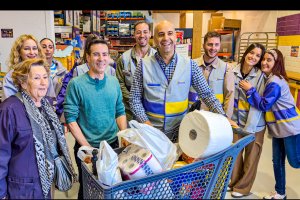 Alberto Baños, con su carro valorado en 300€.