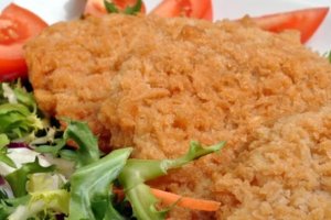 Imagen de un filete de merluza empanado.