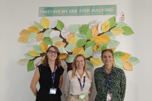 Coordinadoras de secundaria con el árbol anti-bullying creado por los alumnos.