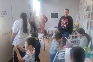 La edil de Servicios Sociales visita a los alumnos de refuerzo educativo.