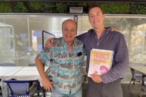 Erik Martínez Westley con el manuscrito en la mano y junto a su padre José A. Martínez Soler.