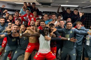 La celebración en el vestuario de Cartagonova después de escalar a los 25 puntos en una racha que casi ni se recordaba.