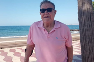 Antonio García Fernández paseando junto al mar de su querida Almería.