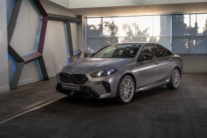 La segunda generación del compacto de tres volúmenes se estiliza aún más con un nuevo y moderno lenguaje de diseño exterior