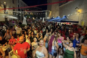 Gente de todas las edades celebra el Día de San Juan en Zurgena.