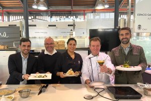 Pedro Sánchez, presidente de ASHAL; Joaquín Pérez de la Blanca, concejal de Turismo; el diputado Carlos Sánchez; y los chefs Carmona y Guernoun.