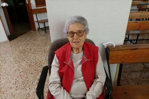 Carmela Pérez Iglesias en su sillón esperando la hora de la Misa.