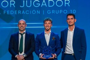 El olulense, Ramón García, recoge el premio al Mejor Jugador de la Tercera Federación del grupo 10 23/24.