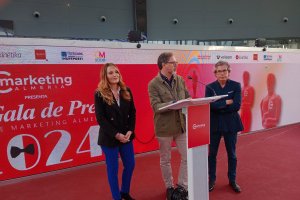 Paola Vargas, directora de Noticias Trabajo, el periodista David Baños y Juan Felipe Navarro, presidente del Club de Marketing de Almería.