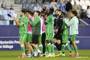 Los jugadores agradeciendo a los desplazados hasta Málaga para alentar a su equipo el día que empataron a cero.