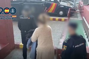 La Policía Nacional traslada a la investigada a prisión.