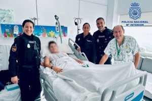 Agentes de la Comisaría de Policía Nacional de Almería en el Hospital Universitario Torrecárdenas.