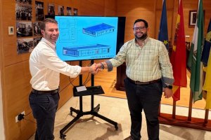 Francisco Bellido, Delegado de Inclusión Social, y Domingo Trabalón, alcalde de Zurgena, presentan el proyecto del Centro de Día.