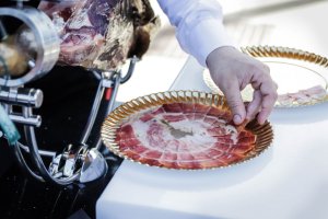 Plato de jamón cortado por los cortadores profesionales.