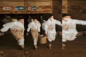 Ana García (a la izquierda) y otra voluntaria en Valencia tras el catástrofe de la DANA.