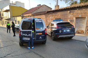 Vehículos policiales junto a la vivienda donde ha fallecido el menor.