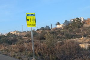 Una de las señales instaladas en los accesos.