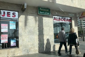 La agencia está entre Reina Regente y el Parque.